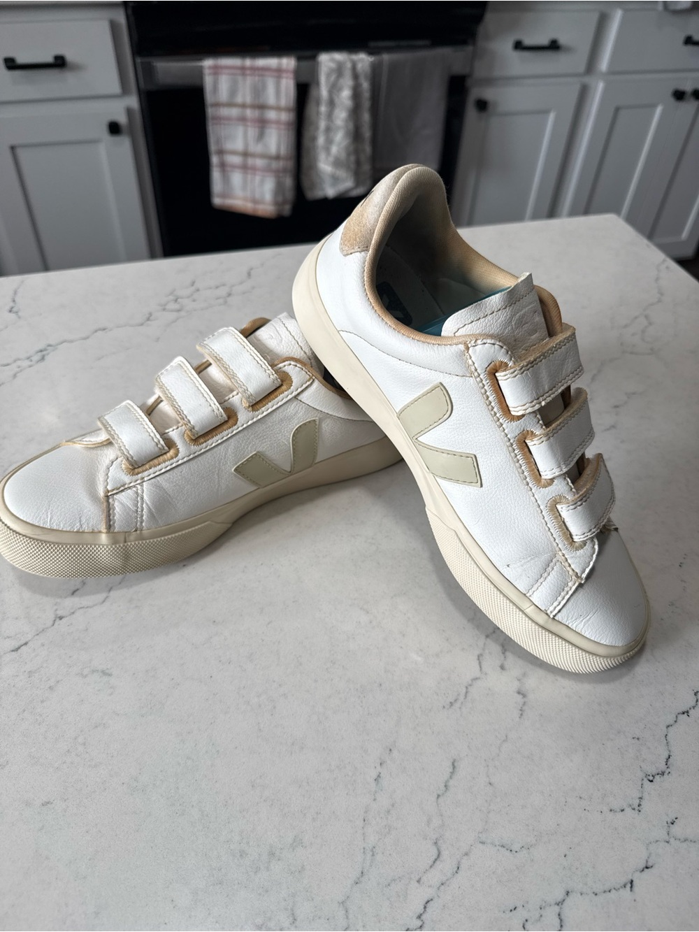 VEJA White Beige Low Top Athletic Sneaker Size 8
